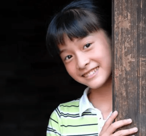 这四个人中,有人早已退圈,张雪迎饰演童年时期的小凤霞,现如今已经是