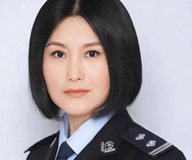 她所展现的女刑警角色实在太过深入人心,既勇敢聪慧,又甘于奉献,不惧