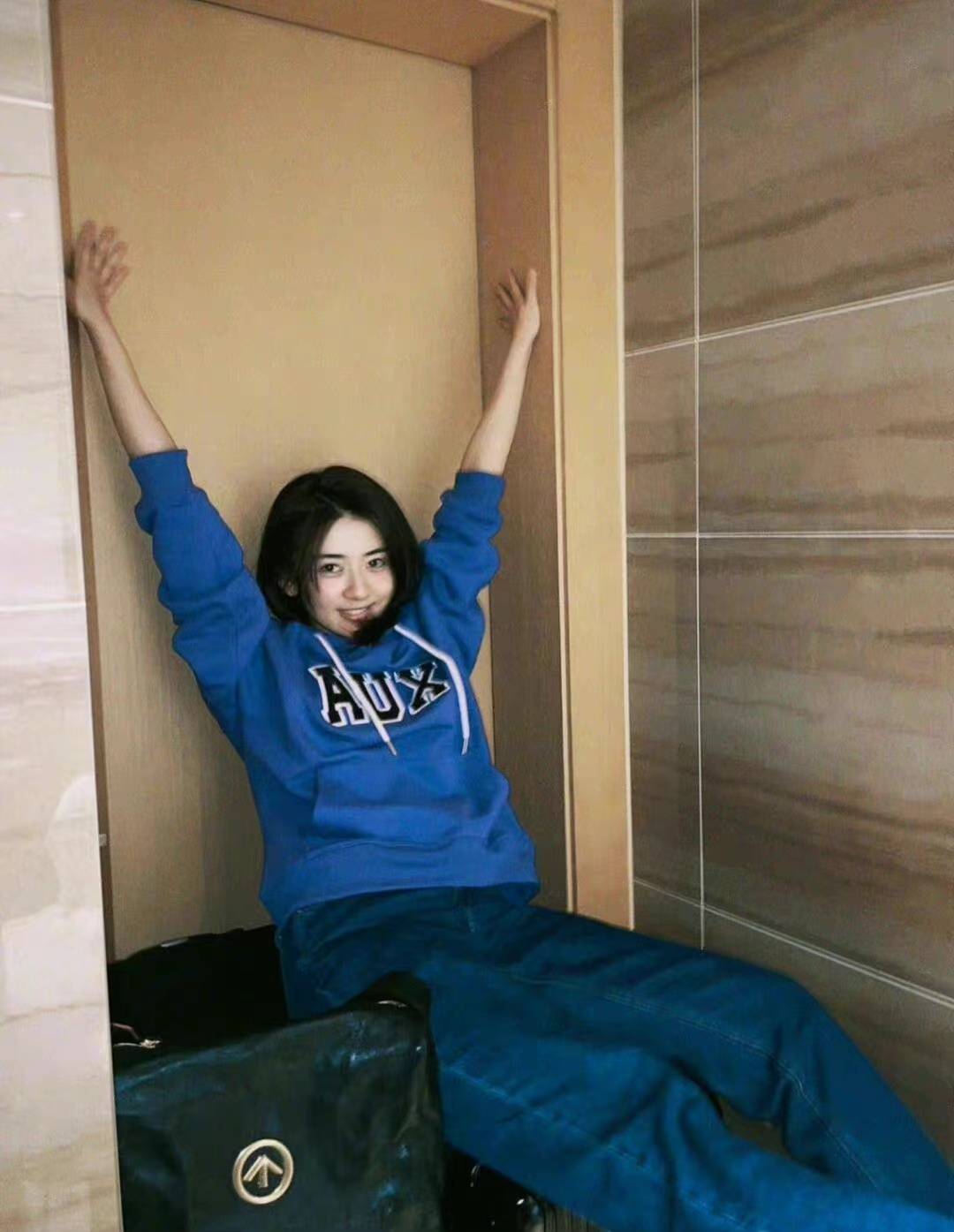 下身选择一条蓝色的牛仔直筒裤来搭配,看起来也太显瘦了,与蓝色的卫衣