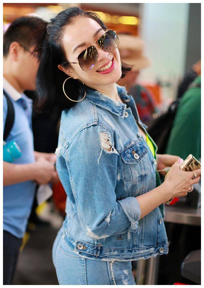 原创钟丽缇穿牛仔套装现身机场搭配荧光绿打底衫靓丽吸睛很减龄