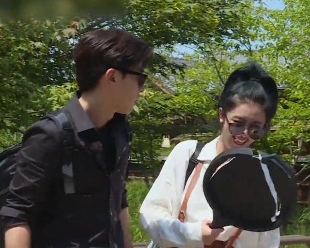 原创赵小棠敲邓伦的头立马去安慰内疚的她下意识的动作好甜