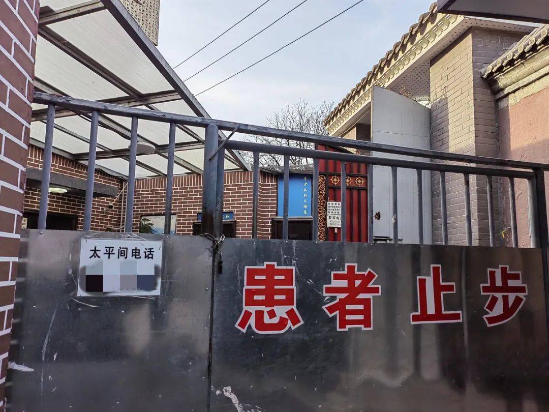 位于北二环外某医院的西门出口,一排不太显眼的矮房正是太平间,门口挂