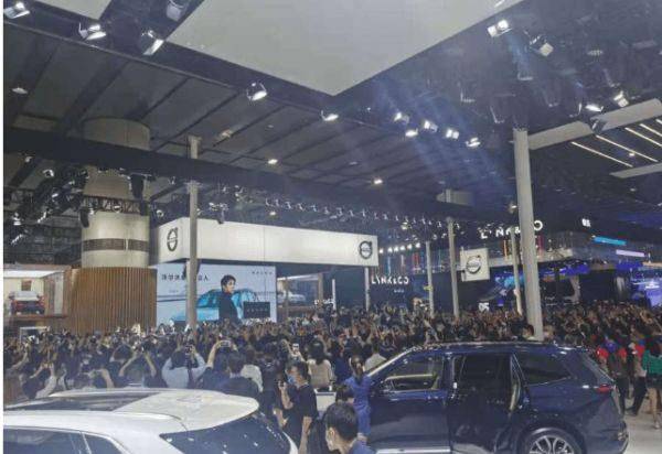 Заказ 2558 автомобилей в течение часа: Фанаты китайского айдола Хуа Чэнь Юя потратили 910 миллионов на рекламируемую им модель авто
