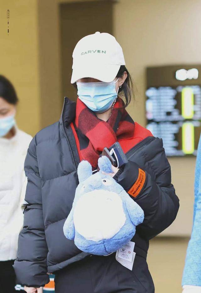 认真过冬的赵丽颖真时髦,棉服搭配围巾时尚保暖,热水袋俏皮可爱_造型