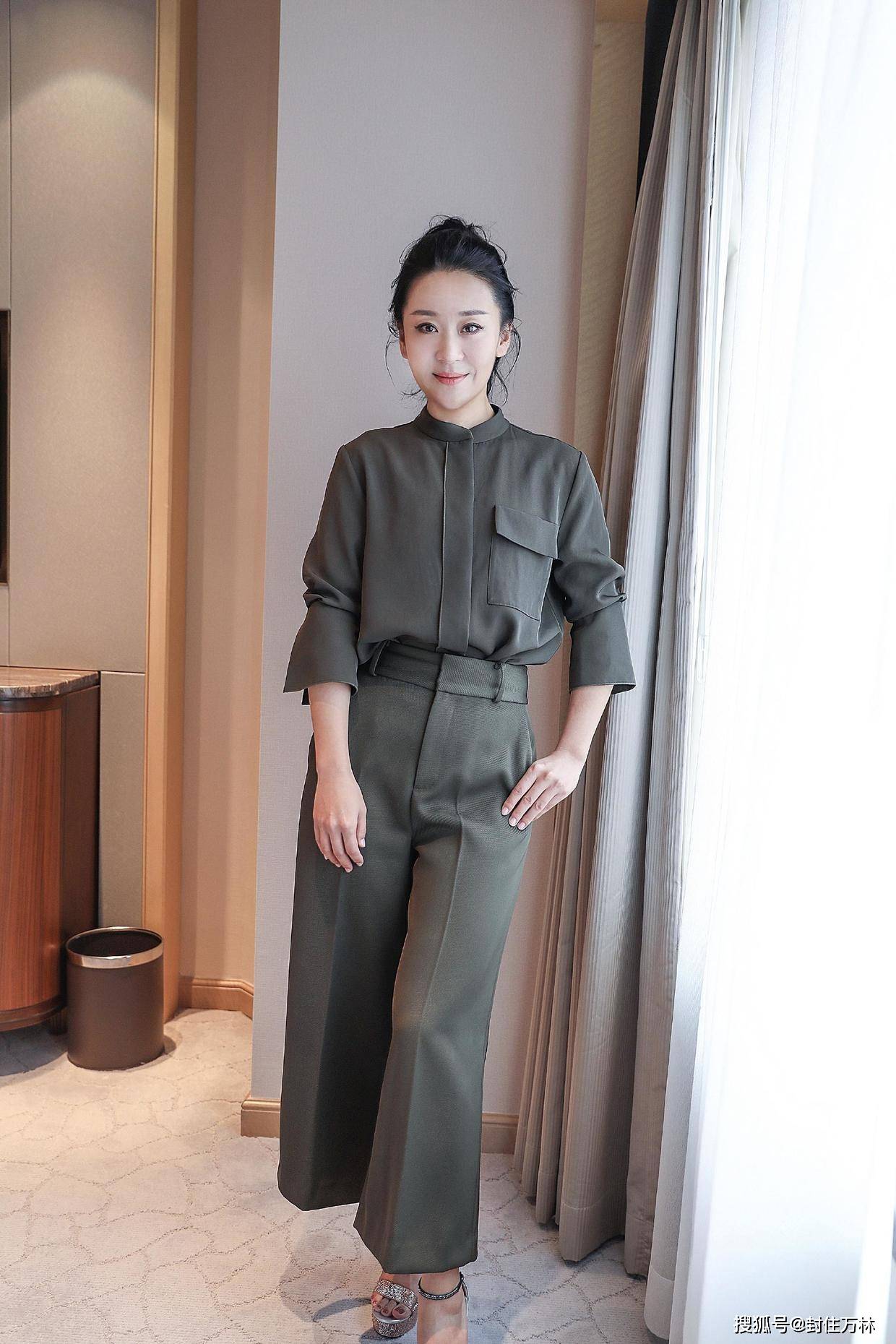 一字带高跟鞋使用了很流行的金属色,在上面还添加了些许亮片.