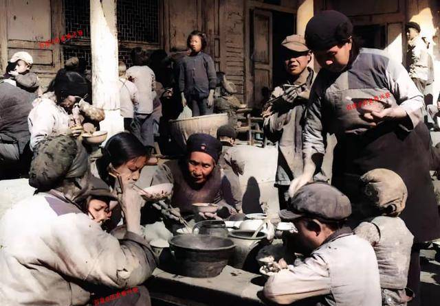 老照片50年代在公社食堂内吃饭的人们背着步枪干活的女民兵