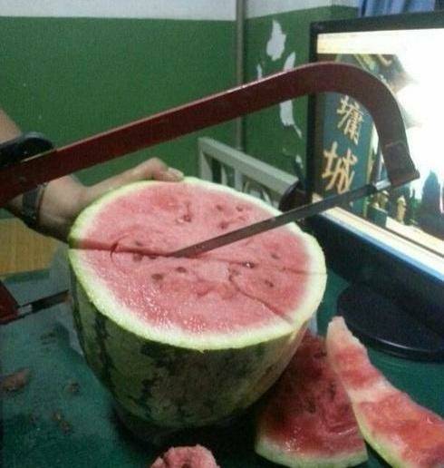 原创爆笑gif图厉害了不一样的切西瓜方式