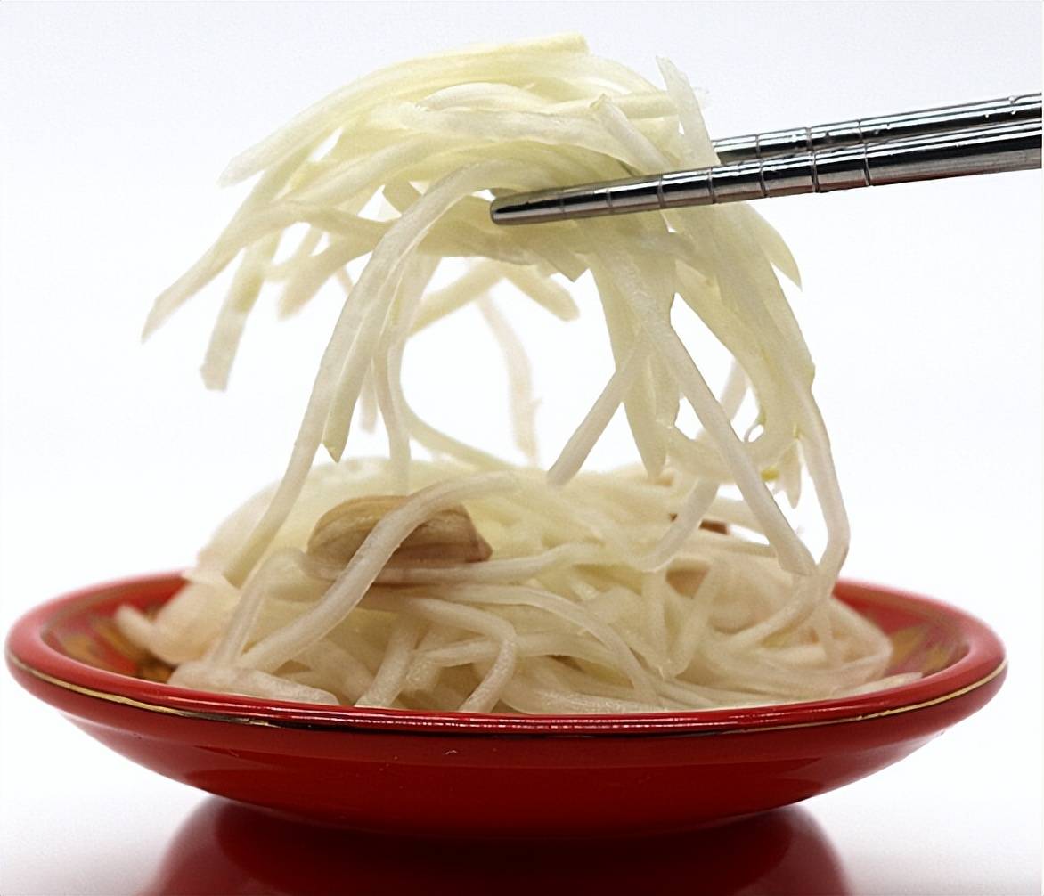辣丝的辣不是辣椒辣,而是一种芥末的辣,辣得直冲鼻子,让人有七窍俱开