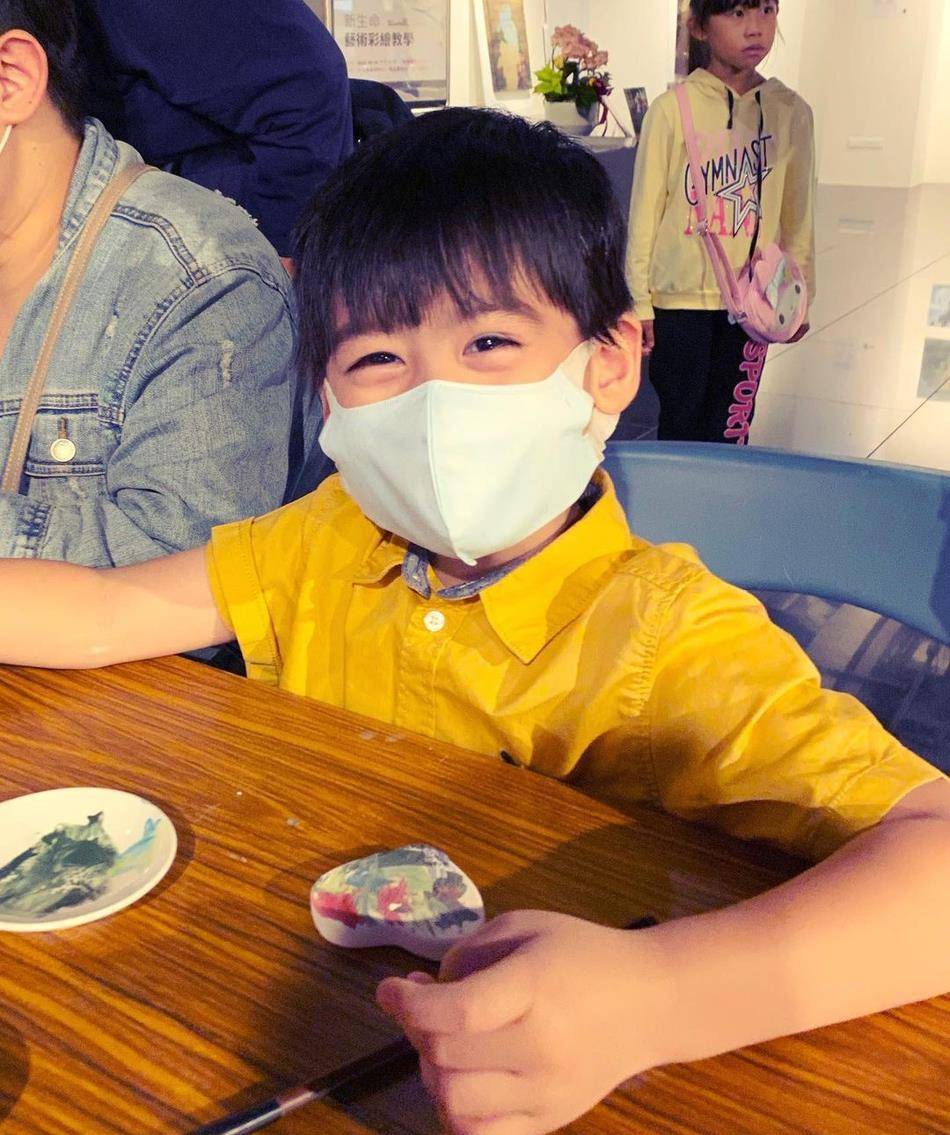 原创陈若仪晒儿子近照双子穿同款衬衫模样可爱两眼弯弯超像林志颖