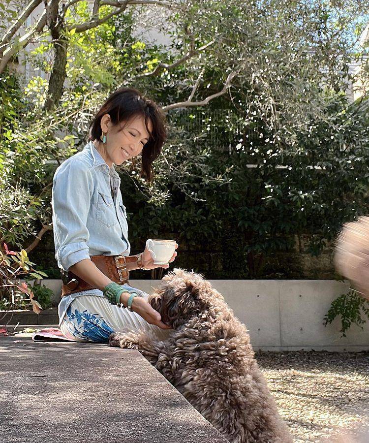 原创51岁工藤静香又晒近照穿百褶裙亮相身材不输女儿腰只有1尺7吧