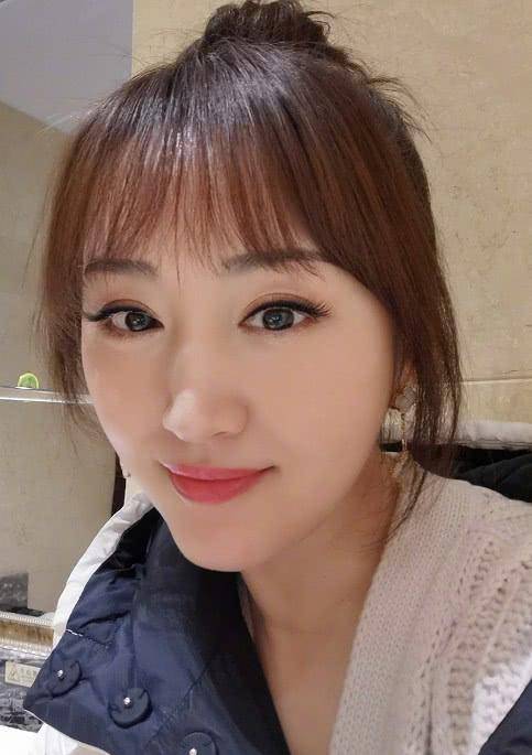 48岁杨钰莹晒近照齐刘海配丸子头扮少女噘嘴卖萌
