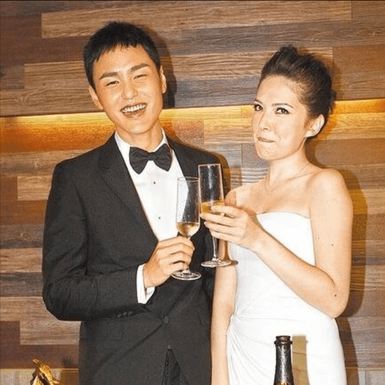 去年12月,许玮甯与邱泽闪电结婚,阮经天大方送上"祝贺".