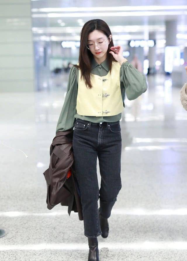 不那么夸张,所以整个造型看起来很日常张予曦用白色泡泡袖衬衫搭配了