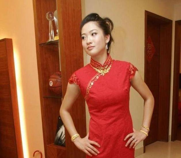 虽然朱芳雨多次想要去帮助前妻的生活,但是都被胡美给一一拒绝了,在她