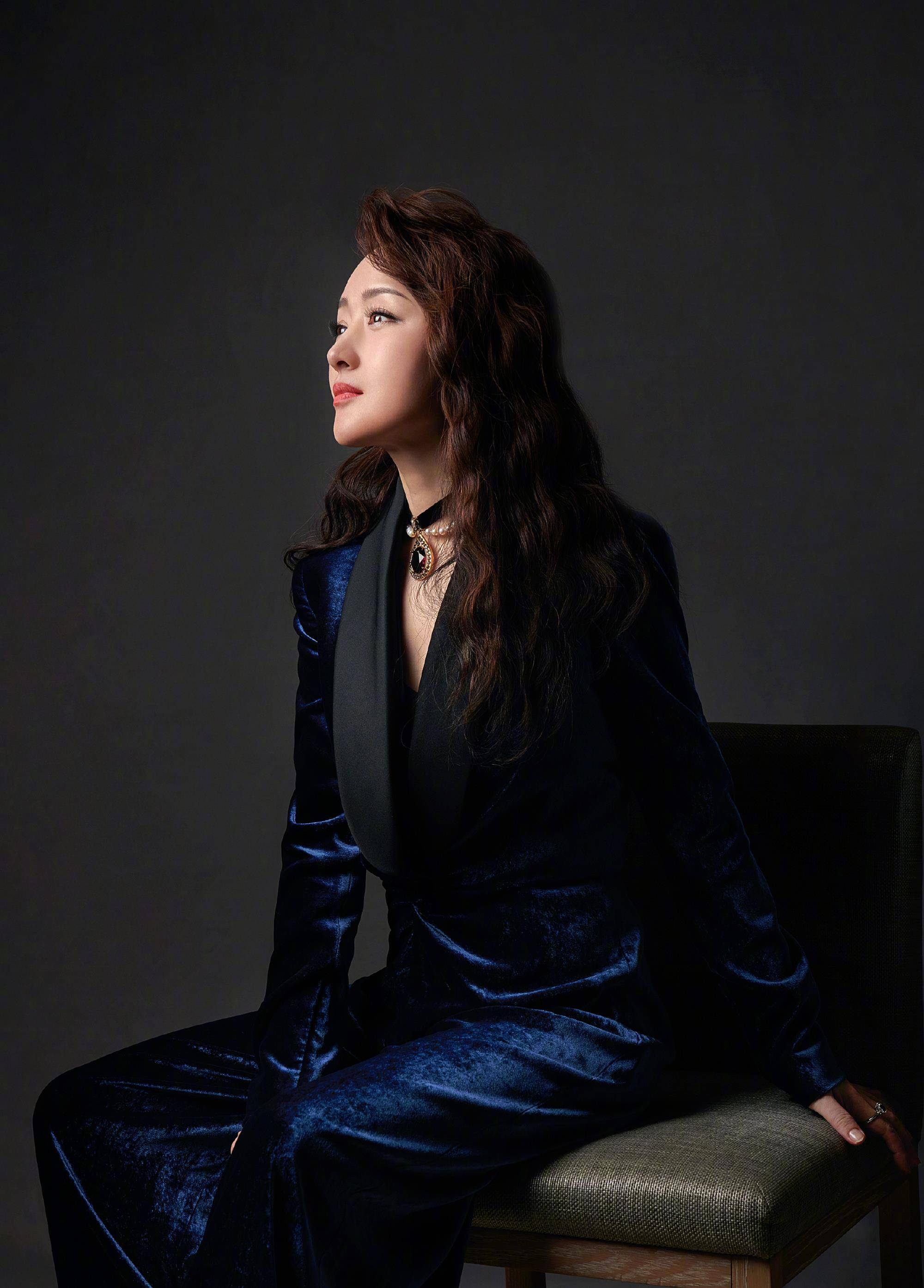 原创48岁的甜歌皇后杨钰莹一身蓝色丝绒西装散发着霸气御姐范