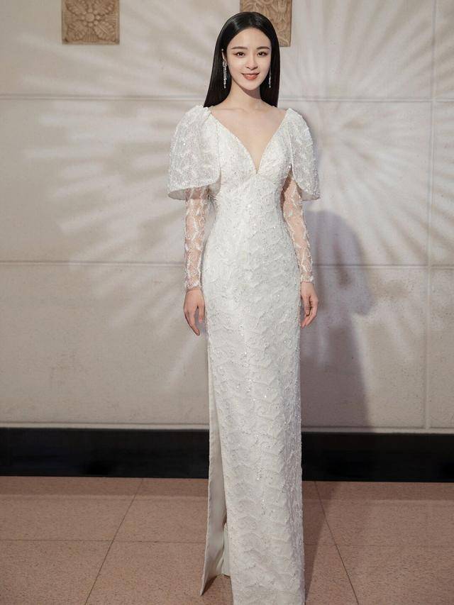 李莎旻子品位绝了,一袭纯白碎钻修身裙性感洋气,好身材一览无遗