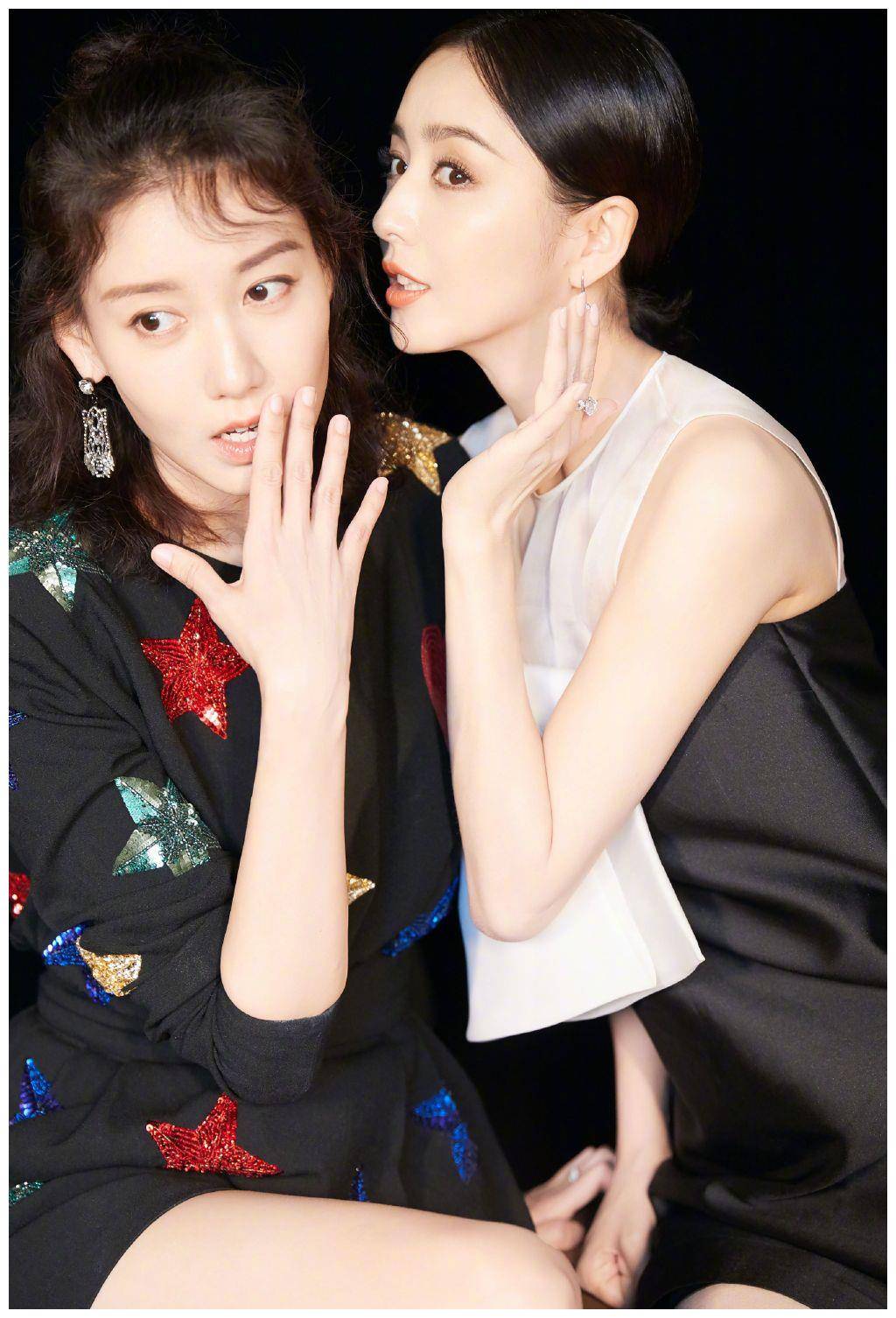 35岁佟丽娅和37岁高露合照,一袭连衣裙穿搭减龄又时髦,美女组合_衣服
