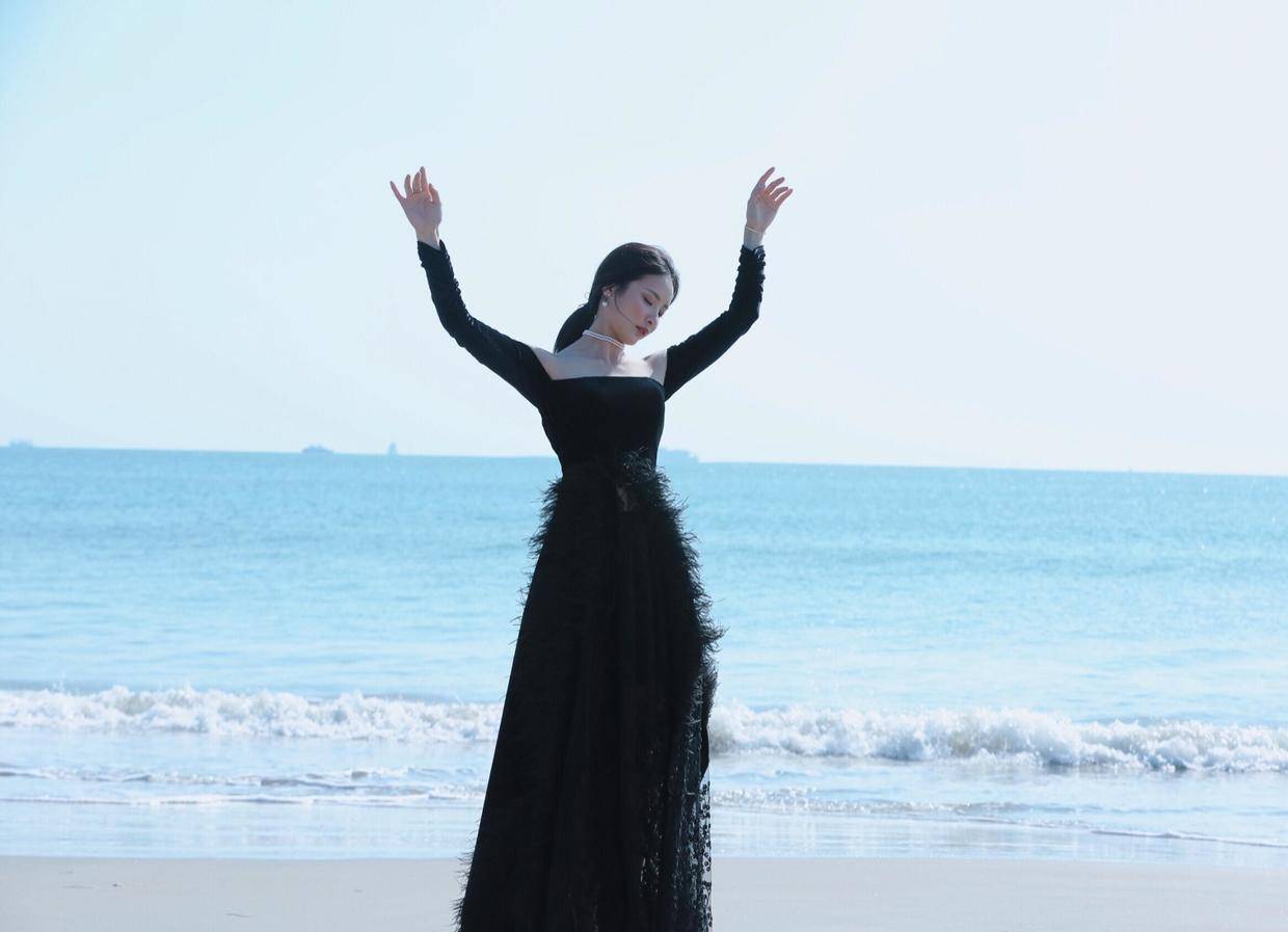赖雨蒙学舞蹈出身真不一样穿一字肩丝绒连衣裙海边造型美炸了