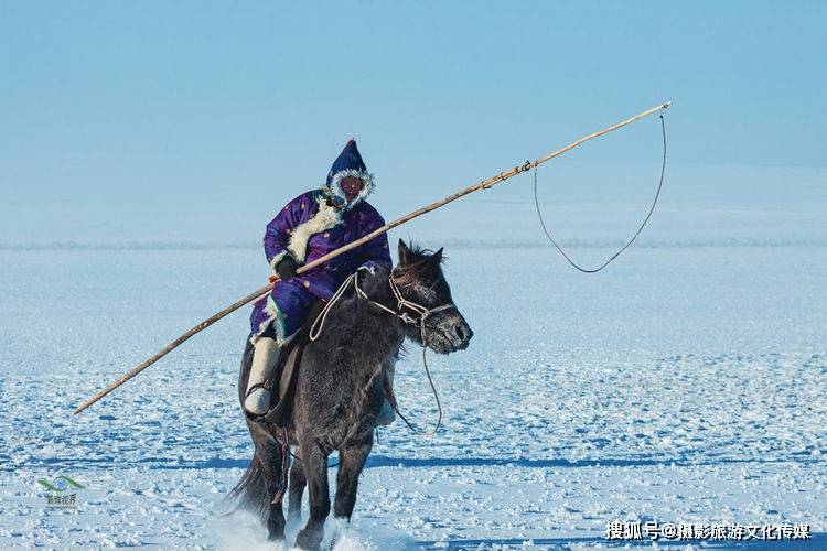 风雪草原上的蒙古族套马