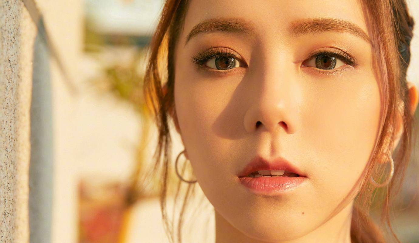 邓紫棋淡妆成焦点,镜头下五官颜值引热议,谁留意她回复才是绝