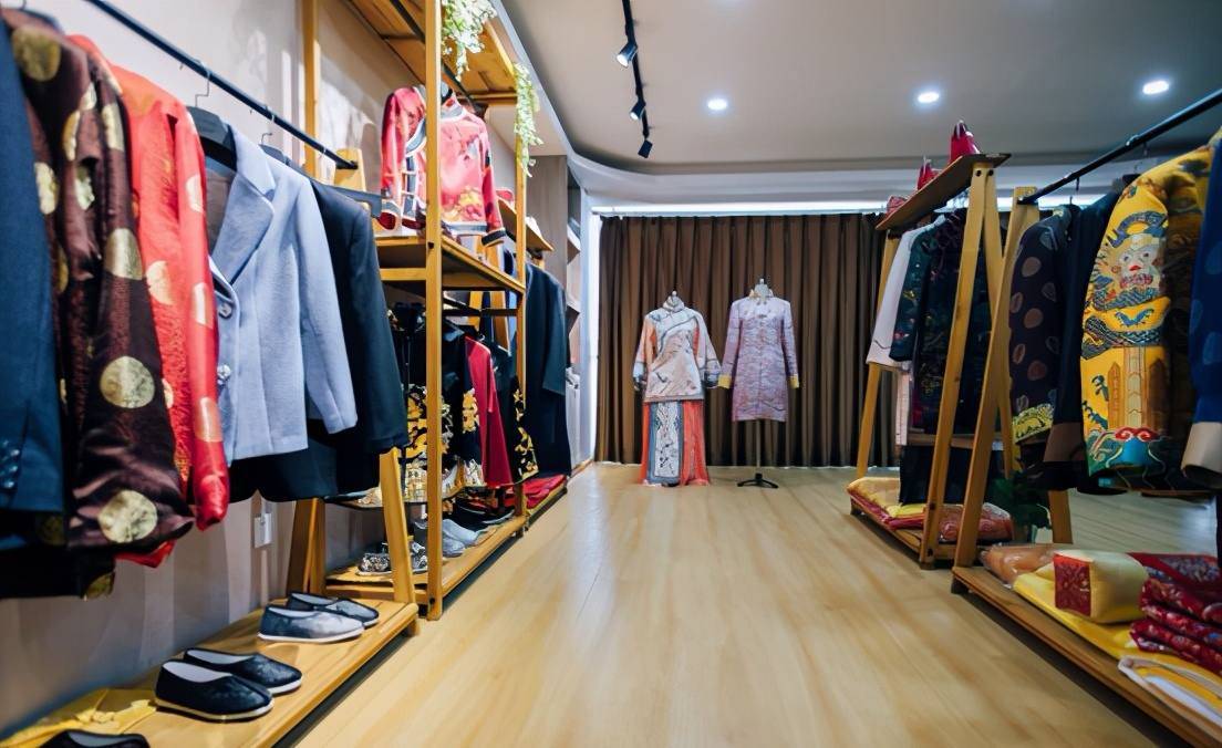 原创95后河南女孩大学毕业后做寿衣模特月入3000元如今成网红