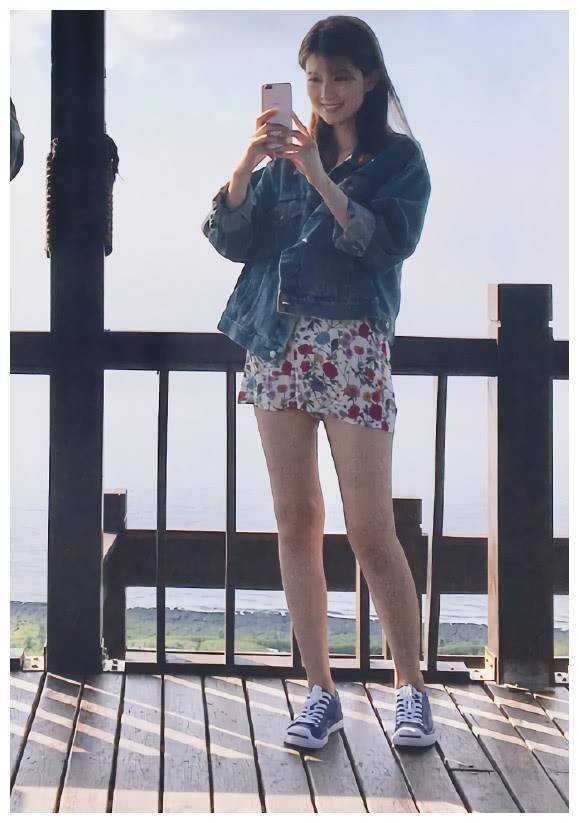 美少女乔欣发海边美照却被第二视角图暴露真实腿型还挺粗