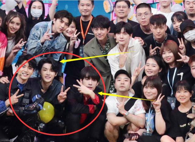 最新一期厉害了,四位选秀男神做客,看到蔡徐坤就乐开花_人气_黄明昊