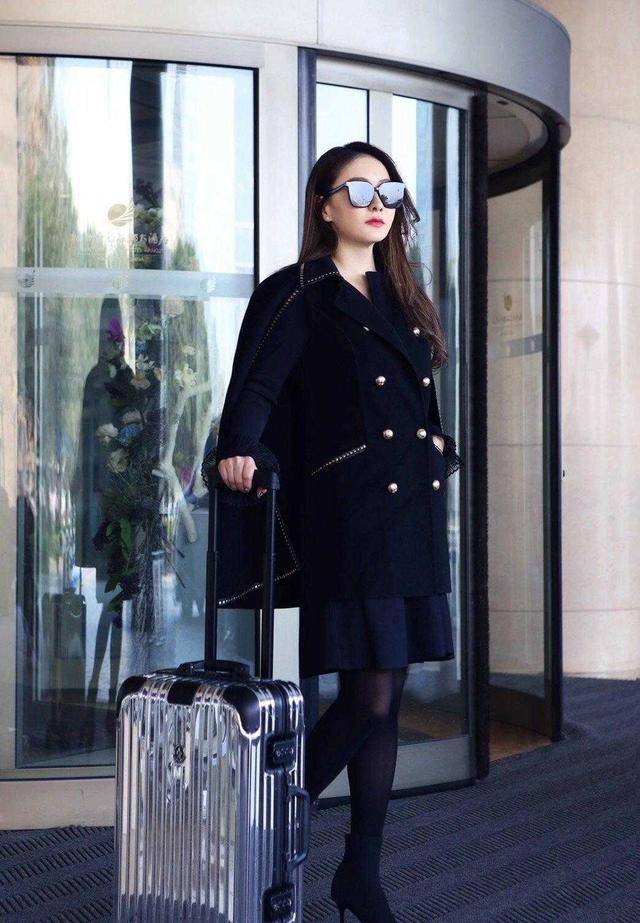 陈德容这款大衣在长度的设计上也非常适合她的身高.