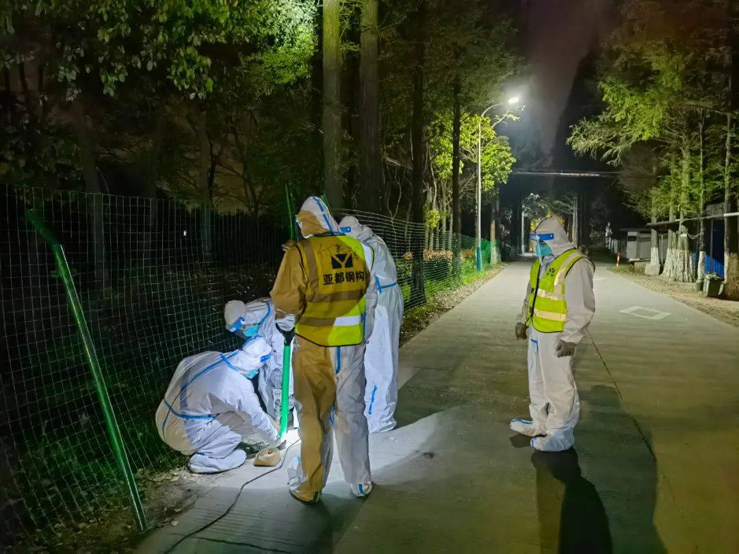 二,深入险地,十五勇士加固围挡董事长张元锋亲自指挥,科学谋划,各部门