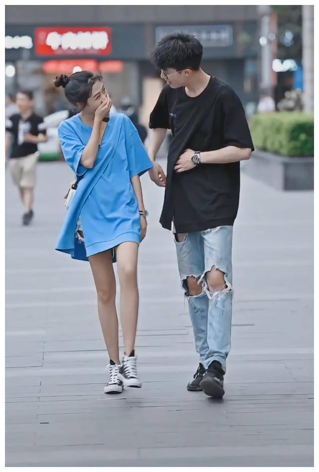 情侣穿同款t恤,她因一条"隐形裤",腿长不比高20cm男票短_t恤_裤子_穿