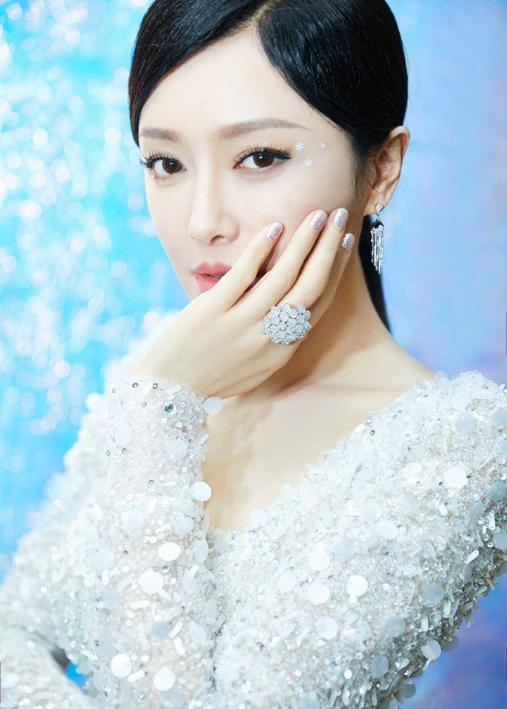 原创秦岚美到骨子里穿方领亮片裙画雪花妆38岁还是仙气十足