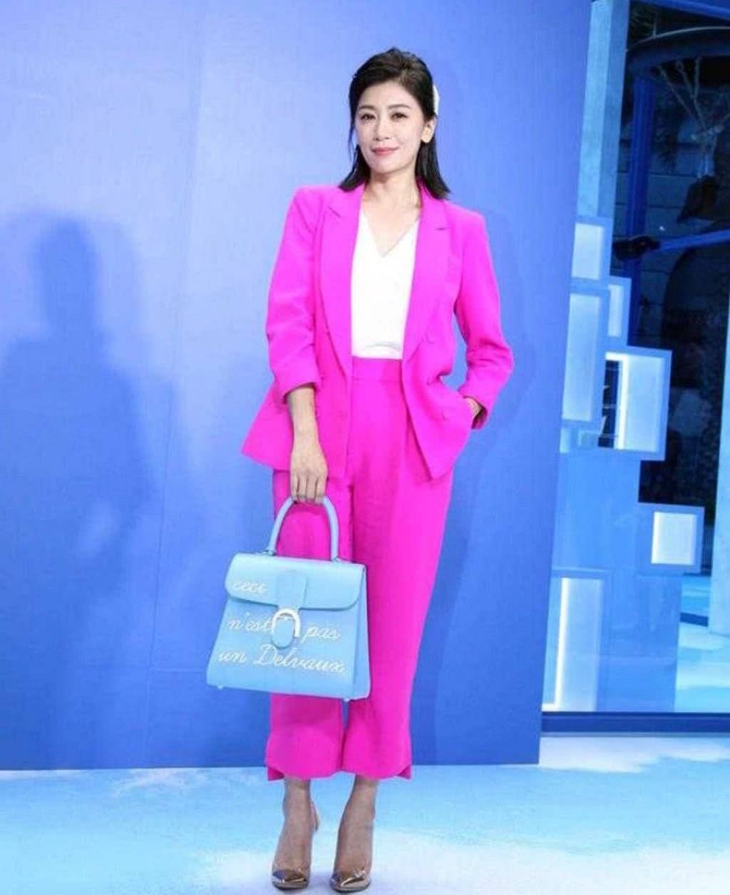 原创贾静雯真敢穿白色西装配运动bra不仅显俗气意外高级又洋气