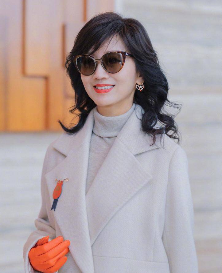 原创65岁赵雅芝不服老不行走机场化浓妆奶奶脸像戴了假面具