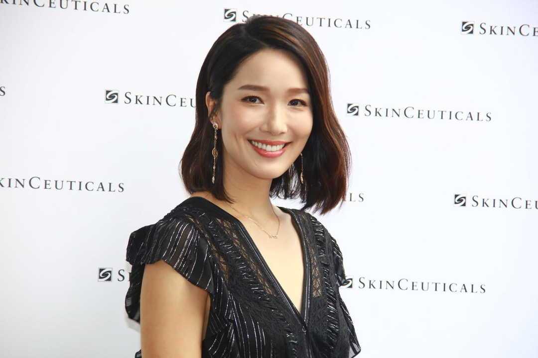 原创李亚男的高级感太实在穿深v领连衣裙配齐肩发型真是超模身材