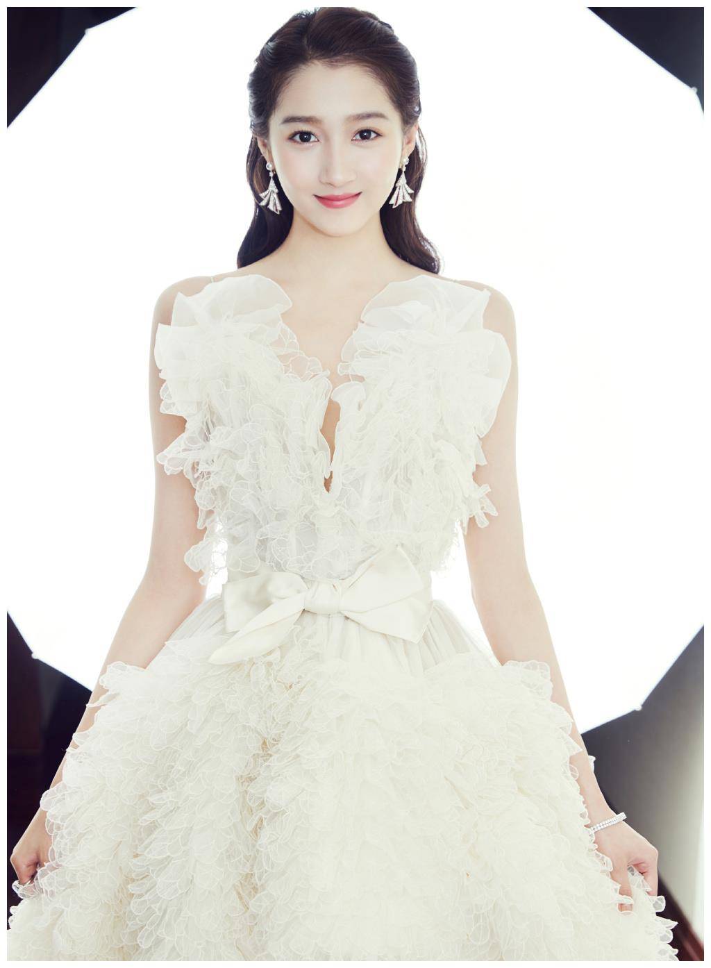 关晓彤参加电影节红毯,大波浪卷发搭配白色礼服,优雅大气_衣服_很漂亮