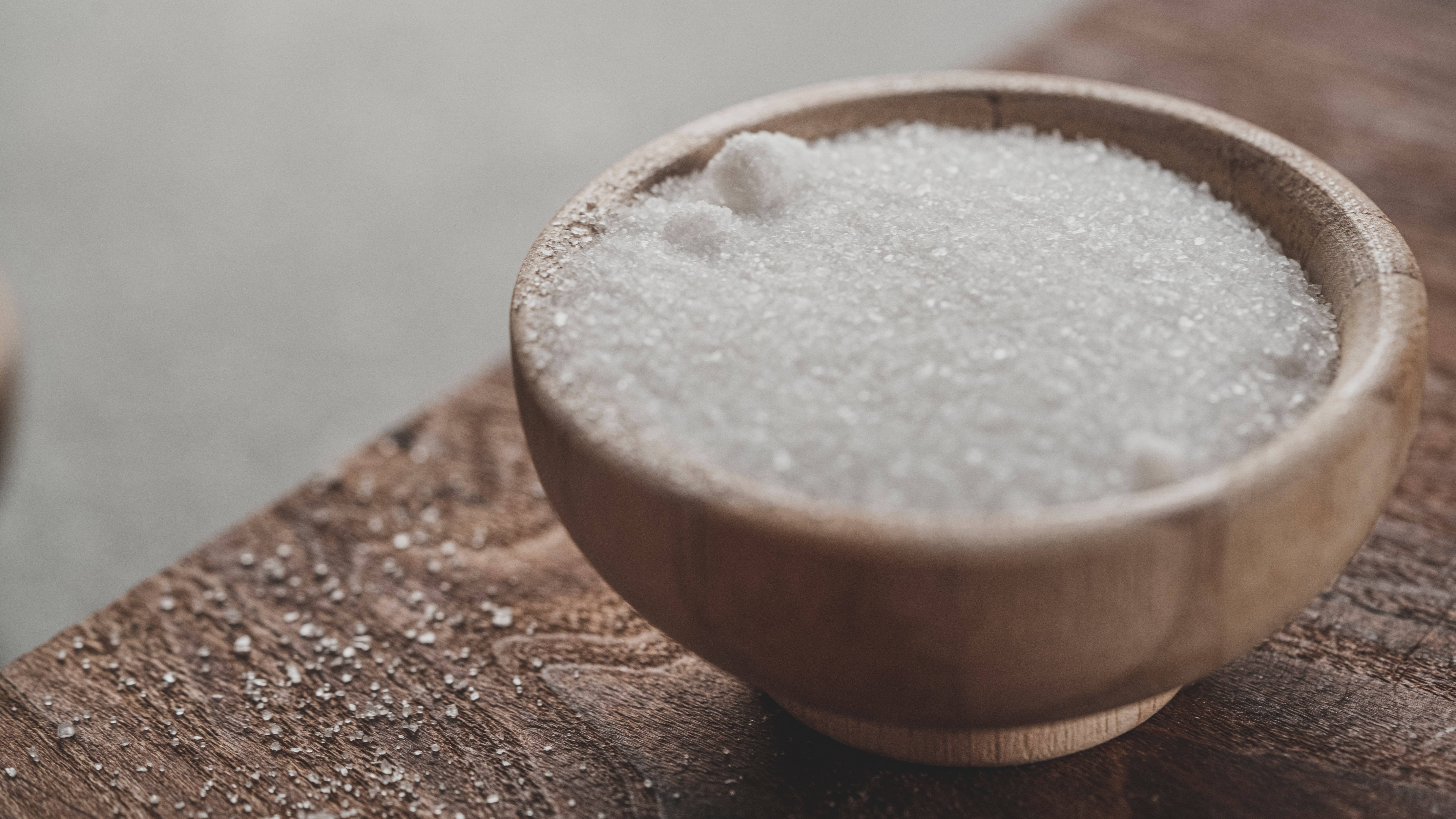 制作成品糖,以及以原糖或砂糖为原料精炼加工各种精制糖的生产活动