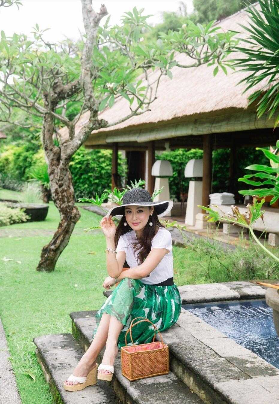 原创詹小楠身材太火辣穿桃红色露背连衣裙走红毯深v领开到腰