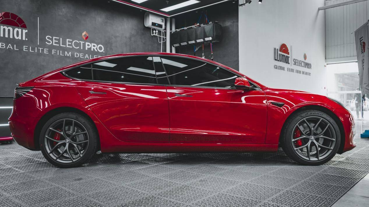 施工效果一览:颜色: 胭脂红车型: 特斯拉model 3一起来看一下施工效果