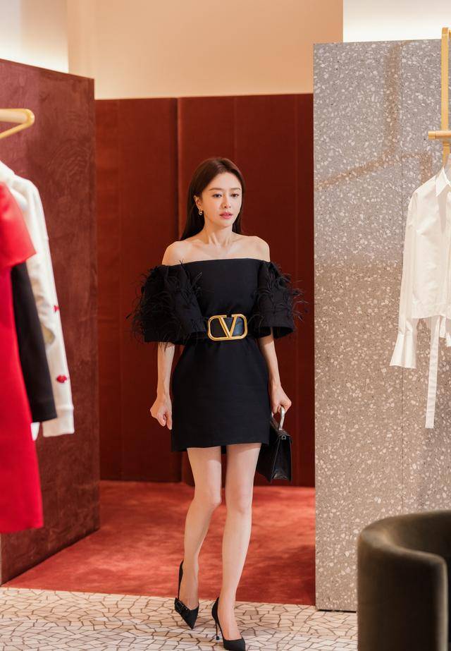 原创41岁秦岚还是这么美穿一字肩连衣裙更显身段肤白腿长很加分