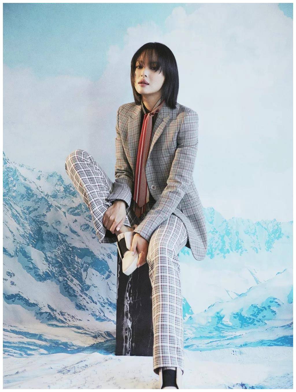 辛芷蕾变身衣架子 靠 厌世脸 撑起格纹套装 时髦到不行 上身 扶手 瑜伽