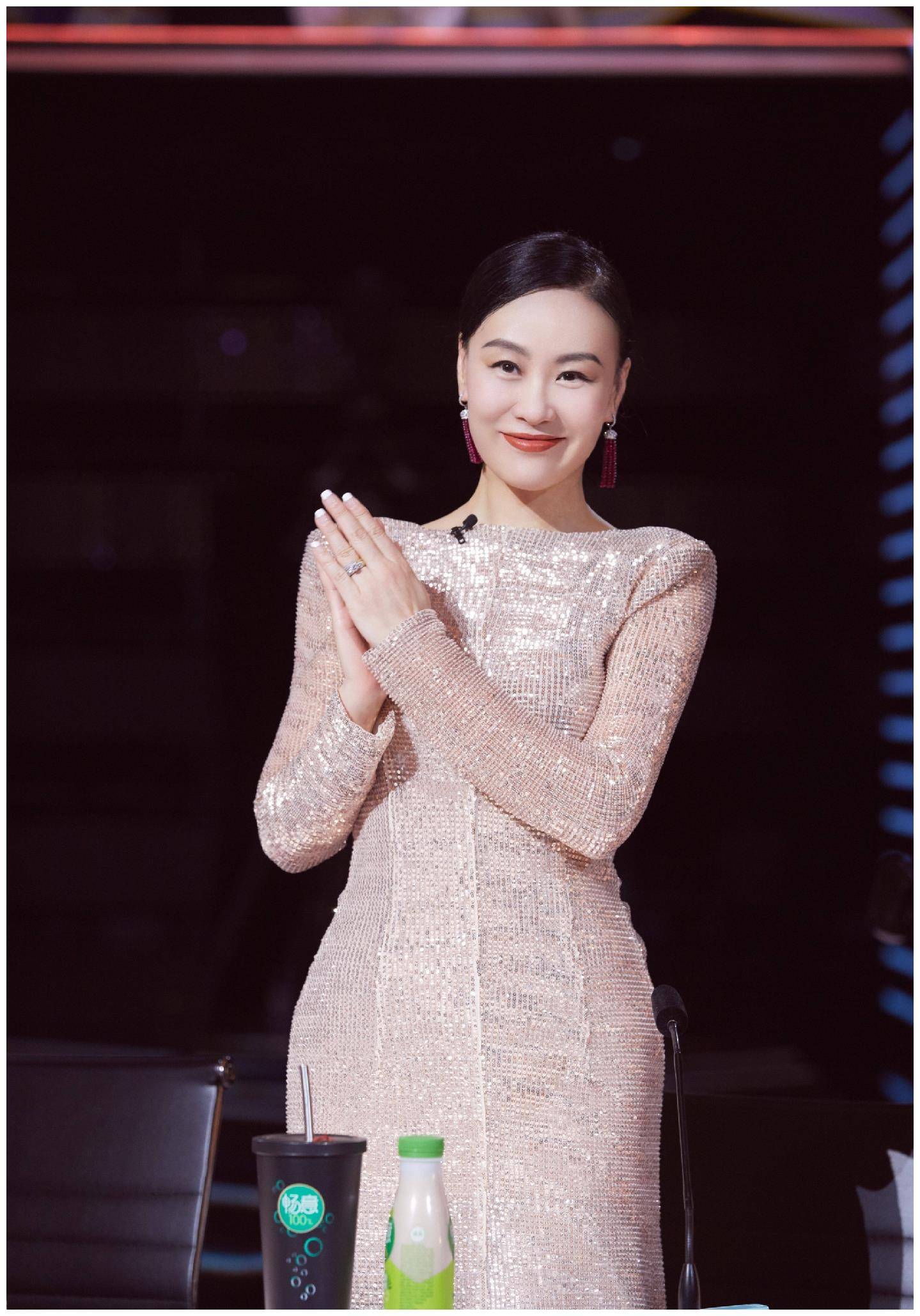 原创邬君梅气质绝了穿木耳边针织裙配红唇韵味十足53岁越美越高调