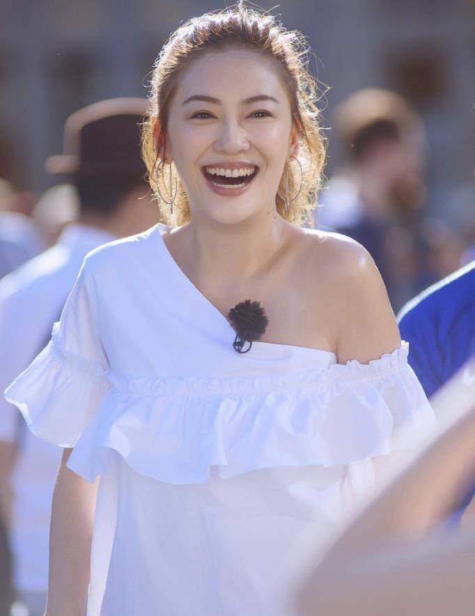 陈小春其实比应采儿大了16岁,两个人虽然说是年纪有了一定的距离,但是
