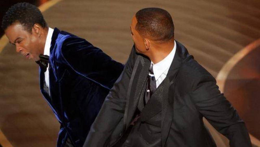 原创威尔史密斯掌掴奥斯卡颁奖嘉宾因他嘲笑妻子光头他做的对吗