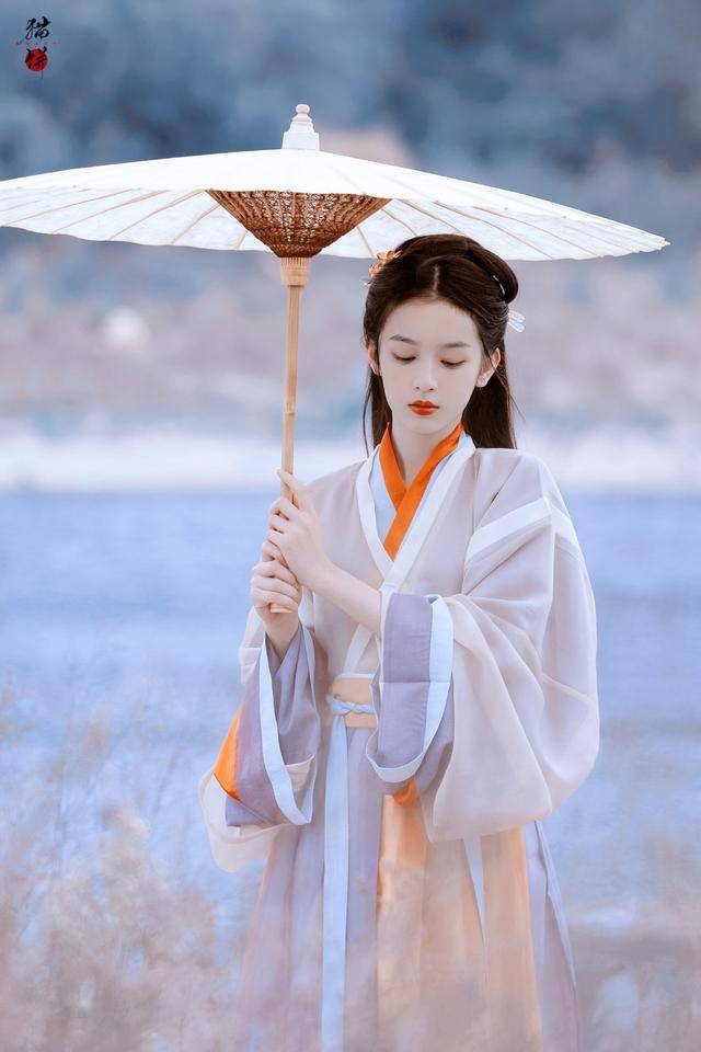 原创周也古装撑伞引网友热议太难得了第一次看明星穿正经汉服