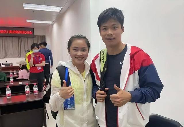 原创25岁短跑飞人梁小静美国庆生皮肤晒的黝黑谢震业现身送祝福