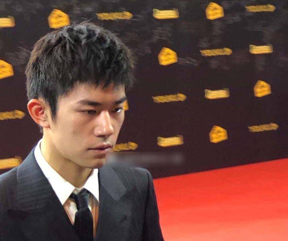 原创易烊千玺发胖后颜值迅速下跌看清他的生图近照后我没眼花吧