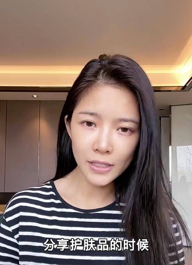 杜淳老婆王灿晒近照,素颜出镜,被指妆前妆后差别大_化妆_李晨_肤色