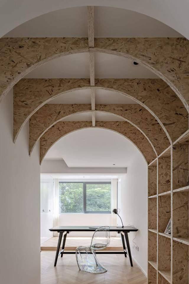 为了呼应过道的拱形垭口,不仅书房垭口也做成了拱形,还以延伸的方式做