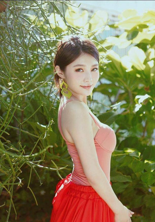 徐冬冬的衣品真羡慕,穿裹身裙嫌太高调,拼块透明薄纱更前卫_徐东东