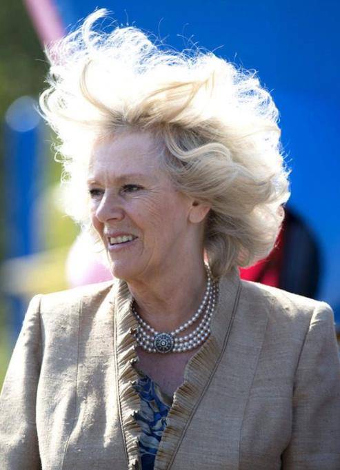 卡米拉出席濯足节,蓝白配套装搭4股珍珠项链,越来越有王后范儿_cami